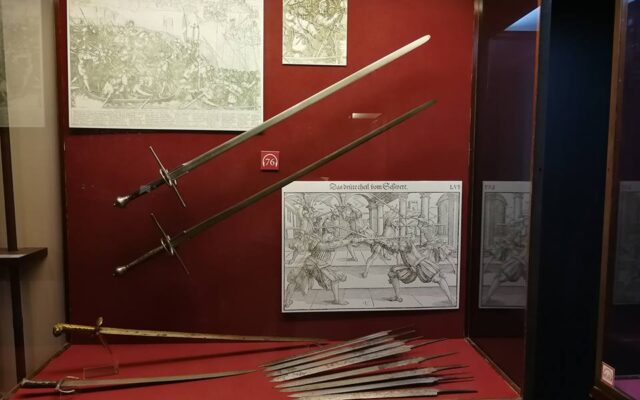 manuscris de lupta cu spada afisat in muzeu alaturi de spada lunga